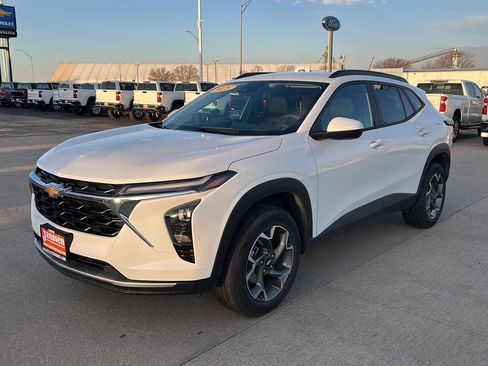 Used 2025 Chevrolet Trax LT image 2