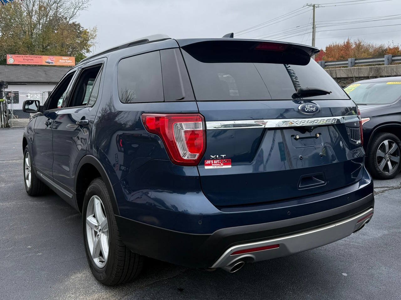 Used 2017 Ford Explorer XLT w/ Equipment Group 201A AWD/4WD image 8