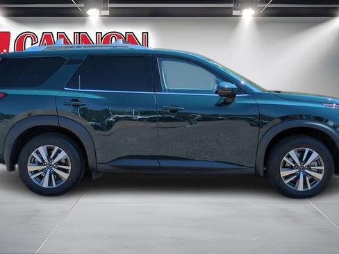 Used 2025 Nissan Pathfinder SL image 4