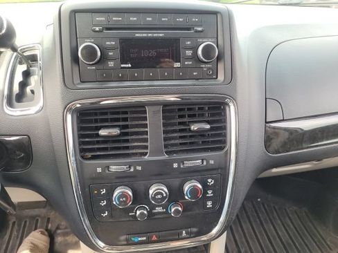Used 2016 Dodge Grand Caravan SXT FWD image 14