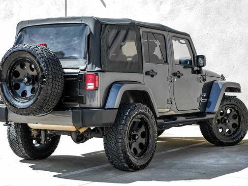 Used 2018 Jeep Wrangler Unlimited Sahara image 8