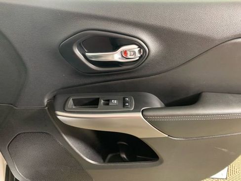 Used 2021 Jeep Cherokee Limited image 28