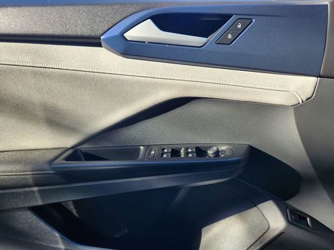 Certified 2024 Volkswagen Taos SE image 6