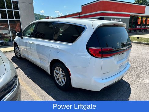 Used 2023 Chrysler Pacifica Touring-L FWD image 5