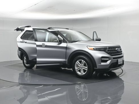 Certified 2021 Ford Explorer XLT w/ Equipment Group 202A AWD/4WD image 38