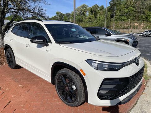 New 2026 Volkswagen Tiguan SE R-Line FWD image 3