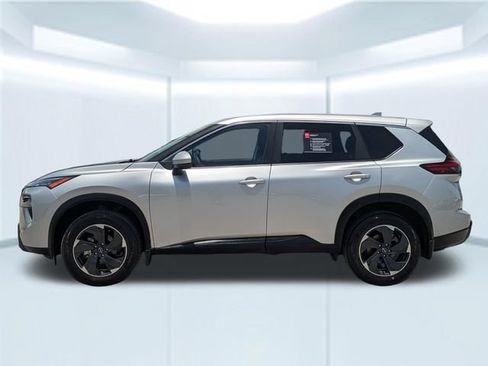 Used 2024 Nissan Rogue SV AWD/4WD image 2