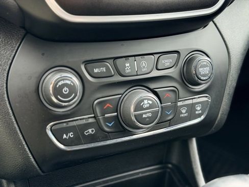 Used 2019 Jeep Cherokee Trailhawk w/ Cold Weather Group image 15