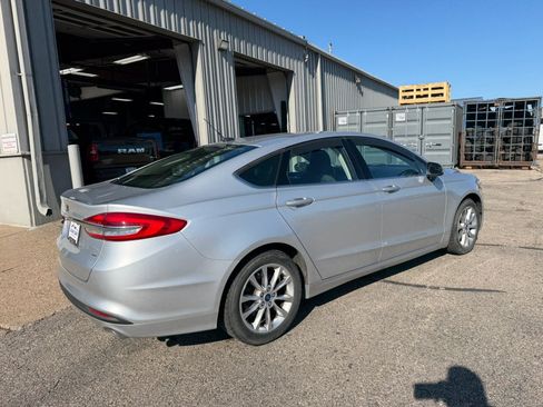 Used 2017 Ford Fusion SE FWD image 4