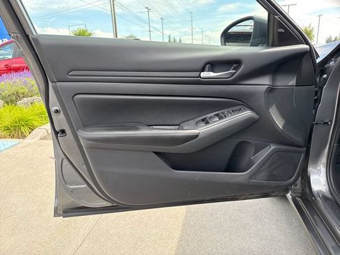 Used 2024 Nissan Altima 2.5 SV FWD image 15