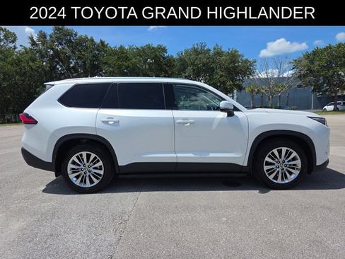 Used 2024 Toyota Grand Highlander AWD image 2