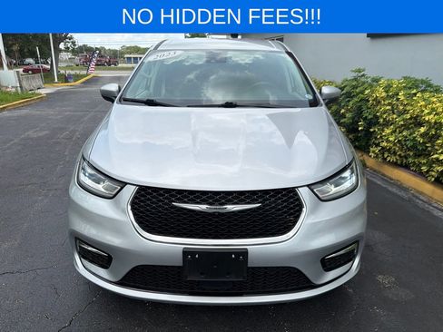 Used 2023 Chrysler Pacifica Touring-L FWD image 4