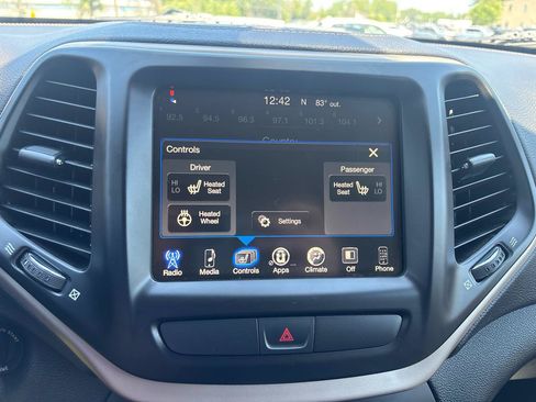 Used 2017 Jeep Cherokee Latitude w/ Cold Weather Group AWD/4WD image 17