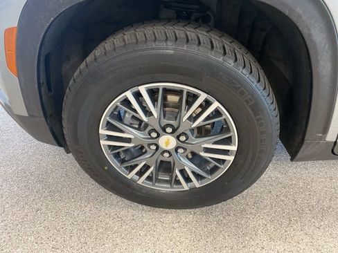 Used 2025 Chevrolet Traverse LT AWD/4WD image 11