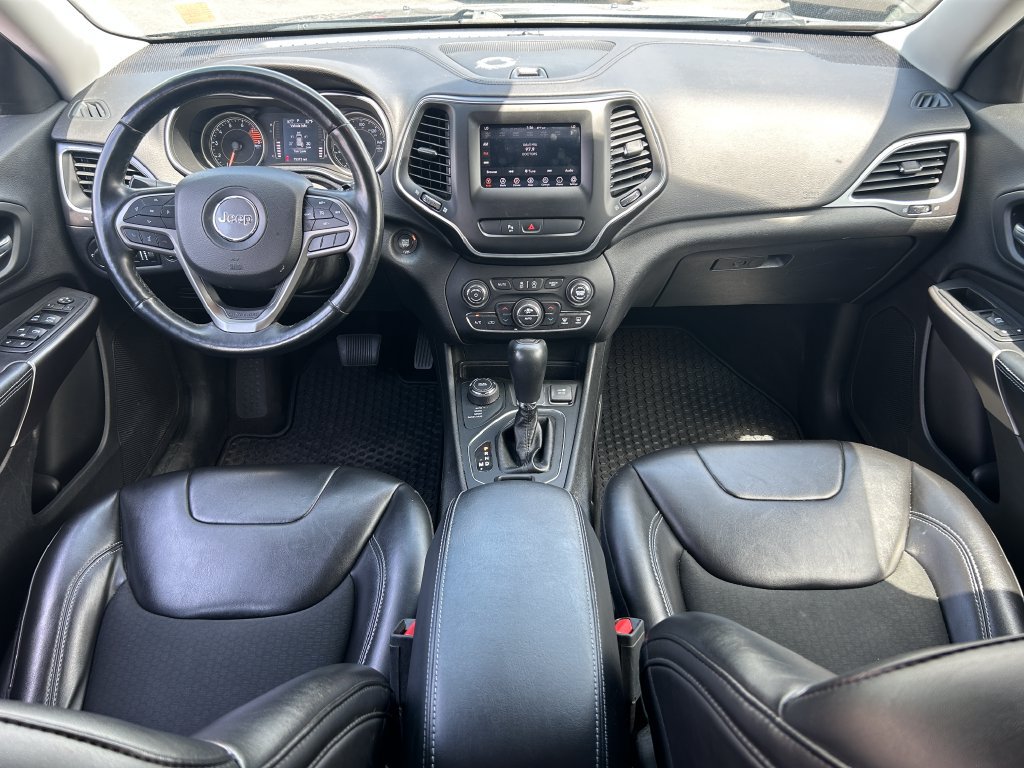 Used 2019 Jeep Cherokee Latitude Plus w/ Comfort/Convenience Group AWD/4WD image 30