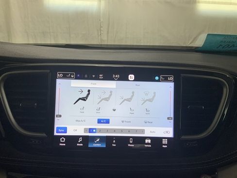 Used 2023 Chrysler Pacifica Limited image 31