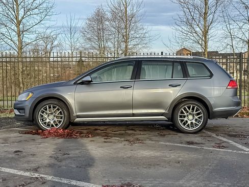 Used 2017 Volkswagen Golf Alltrack SE image 7