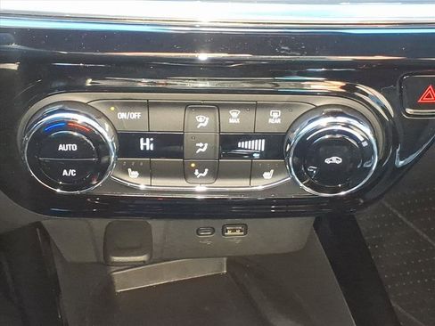 Used 2025 Chevrolet Trax RS w/ Sunroof Package image 12