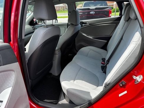 Used 2012 Hyundai Accent SE FWD image 9