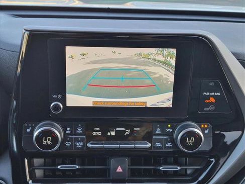 Used 2023 Toyota Highlander XLE FWD image 14