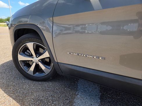 Used 2020 Jeep Cherokee Limited w/ Technology Group FWD image 12