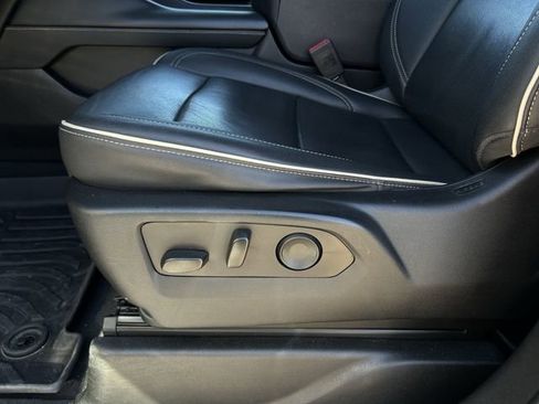 Used 2023 Chevrolet Suburban Premier image 28