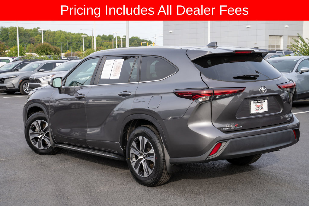 Used 2024 Toyota Highlander XLE FWD image 3
