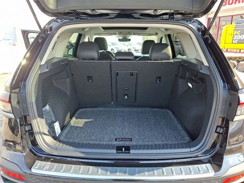 Certified 2025 Volkswagen Taos SE image 31