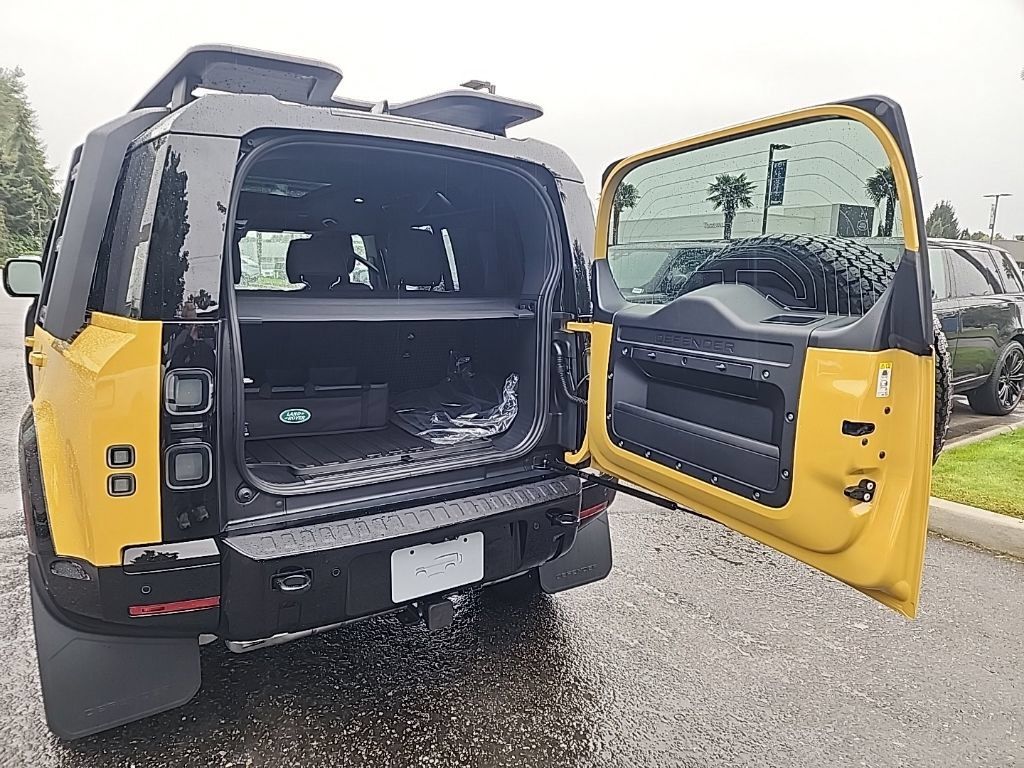 New 2026 Land Rover Defender 110 Trophy Edition AWD/4WD image 16