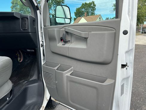 Used 2017 GMC Savana 3500 Extended image 13