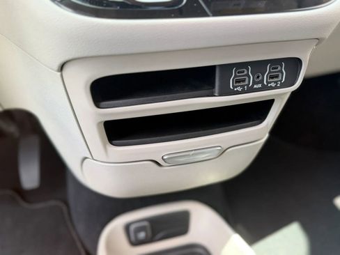 Used 2023 Chrysler Pacifica Touring-L FWD image 42