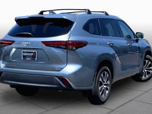 Used 2022 Toyota Highlander XLE FWD image 12