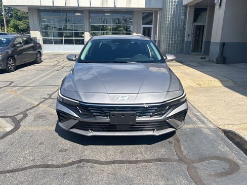 Used 2025 Hyundai Elantra SEL FWD image 2
