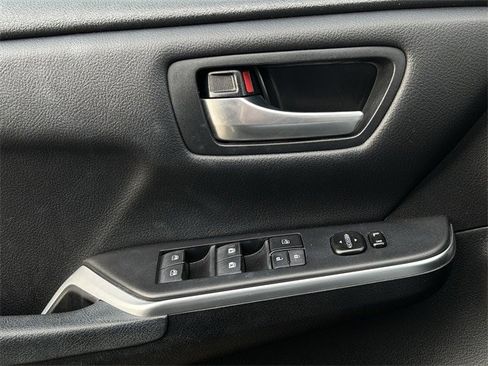 Used 2017 Toyota Camry image 23
