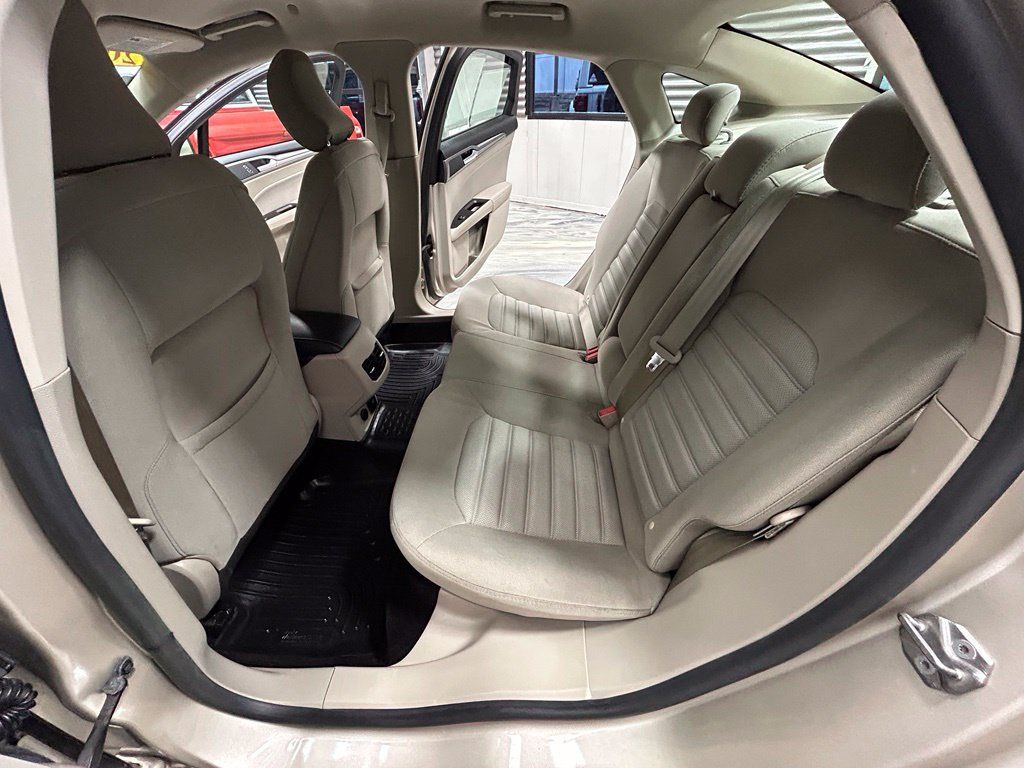 Used 2017 Ford Fusion SE FWD image 46