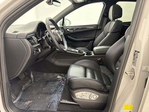 Used 2025 Porsche Macan image 5