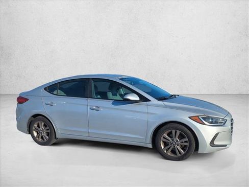 Used 2017 Hyundai Elantra SE image 4