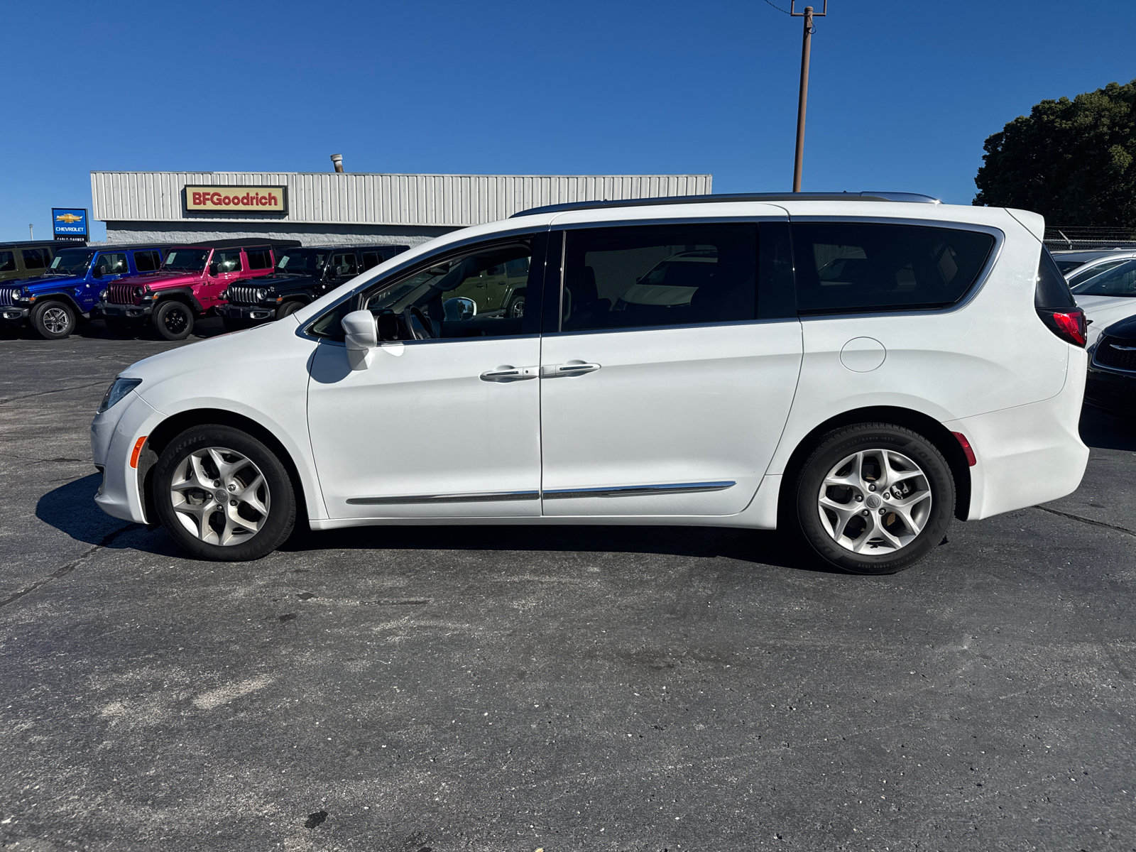 Used 2020 Chrysler Pacifica Touring-L Plus w/ Tire & Wheel Group FWD image 3
