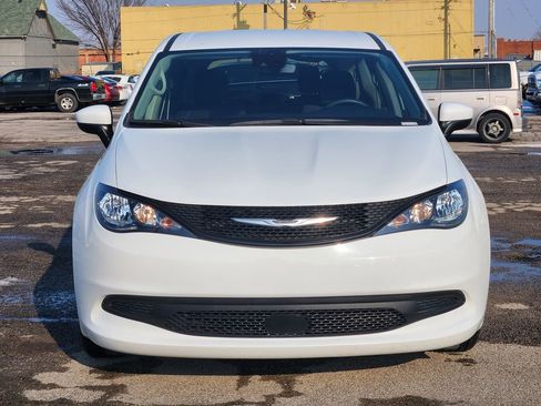 Used 2023 Chrysler Voyager LX image 2