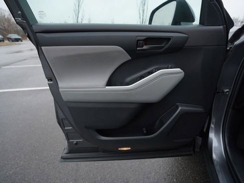 Used 2024 Toyota Highlander LE image 14