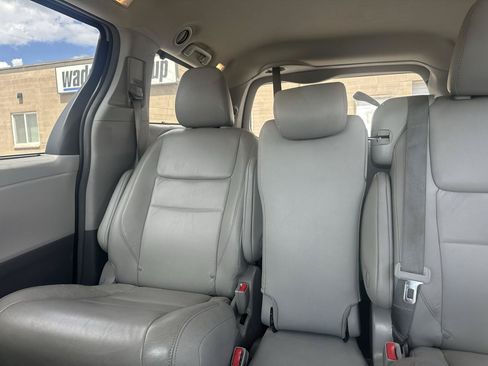 Used 2019 Toyota Sienna XLE w/ XLE Navigation Package FWD image 7