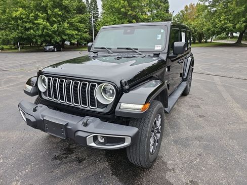 Used 2024 Jeep Wrangler Unlimited Sahara w/ Technology Group AWD/4WD image 2