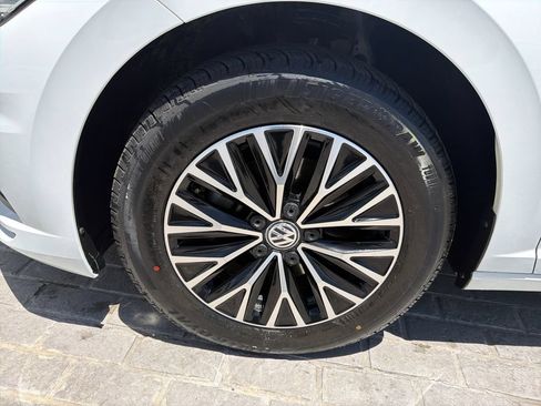 Used 2019 Volkswagen Jetta SE w/ Cold Weather Package FWD image 28