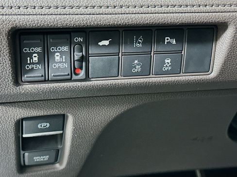 Used 2018 Honda Odyssey Elite image 17