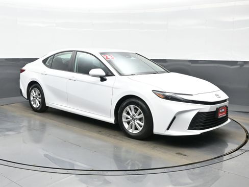 Used 2025 Toyota Camry LE image 8