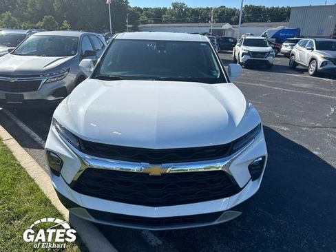 Used 2025 Chevrolet Blazer LT FWD image 2