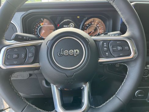 Used 2025 Jeep Wrangler Unlimited Sahara AWD/4WD image 28