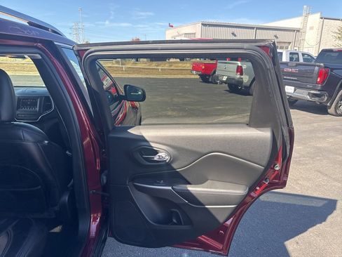 Used 2019 Jeep Cherokee Latitude Plus w/ Comfort/Convenience Group image 20