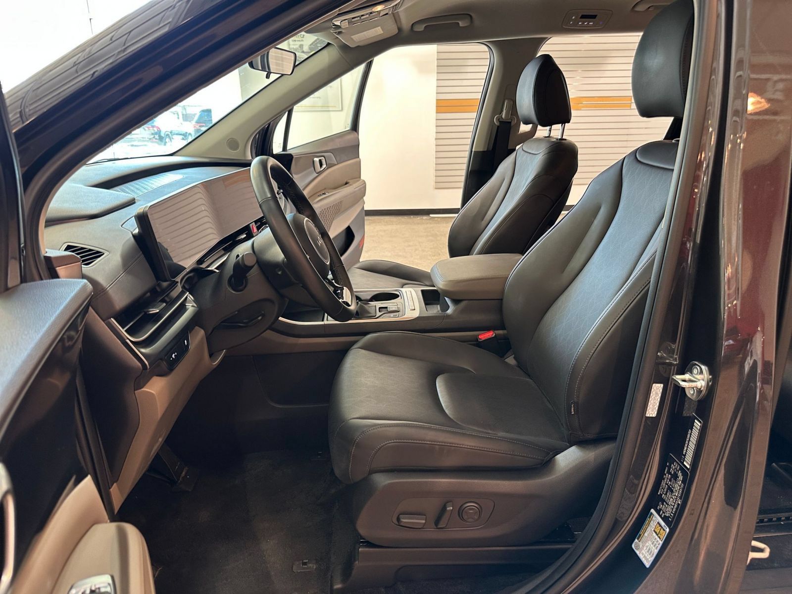 Used 2026 Kia Carnival FWD image 28