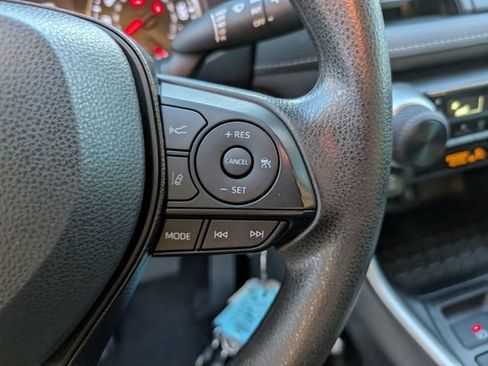 Used 2020 Toyota RAV4 LE image 18